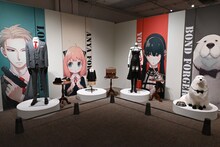 「SPY×FAMILY展」より、キャラクターの等身大衣装やボンド。(c)遠藤達哉／集英社