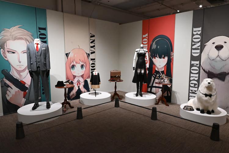 SPY×FAMILY展」本日開幕！フォージャー家の等身大衣装やリビングが現実 
