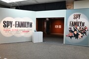 「SPY×FAMILY展」入り口 (c)遠藤達哉/集英社