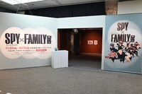 「SPY×FAMILY展」入り口 (c)遠藤達哉／集英社