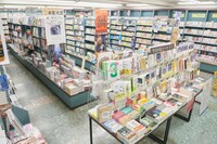 山下書店世田谷店の店内。約30坪ほどの、“街に根付く本屋さん”といった印象だ。