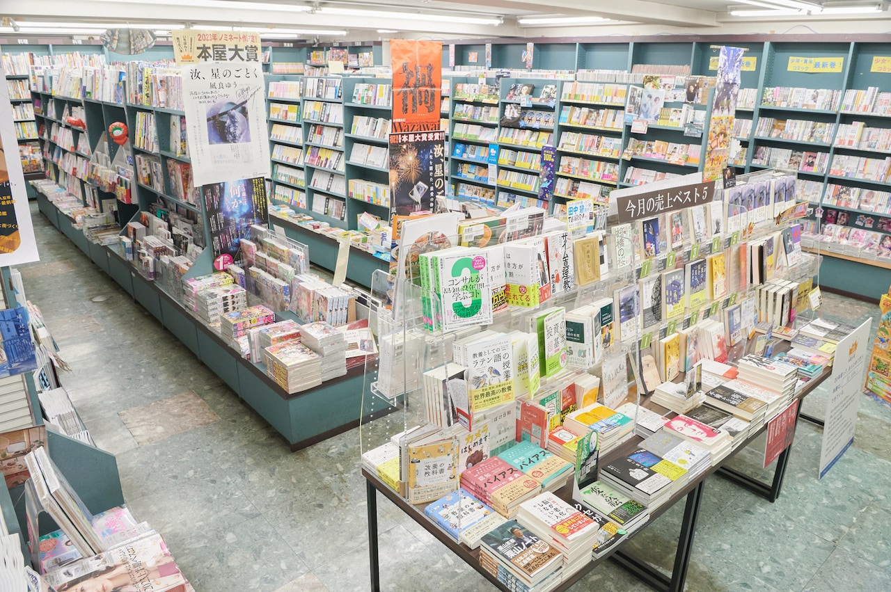 山下書店世田谷店の店内。約30坪ほどの、“街に根付く本屋さん”といった印象だ。
