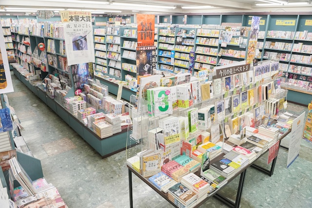 山下書店世田谷店の店内。約30坪ほどの、“街に根付く本屋さん”といった印象だ。