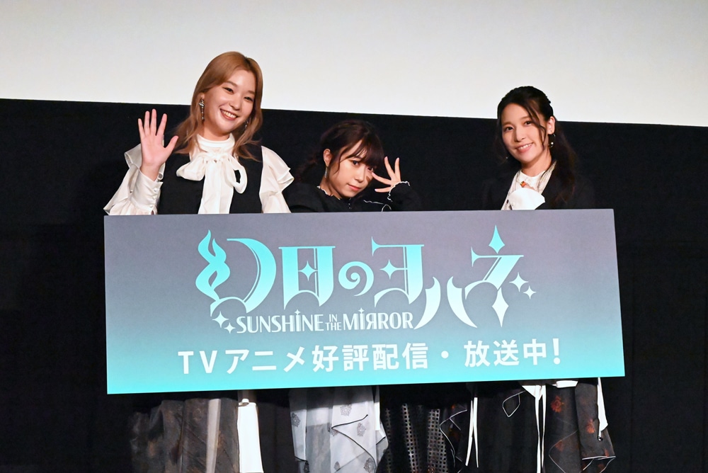 記者からの「ヨハネっぽいポーズで」というリクエストに応える小林愛香。