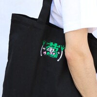 「葱刺繍トートバッグ」の使用例。