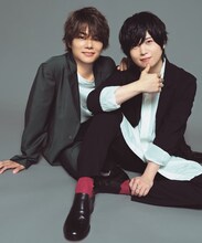 左から八代拓、斉藤壮馬。