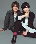 左から八代拓、斉藤壮馬。