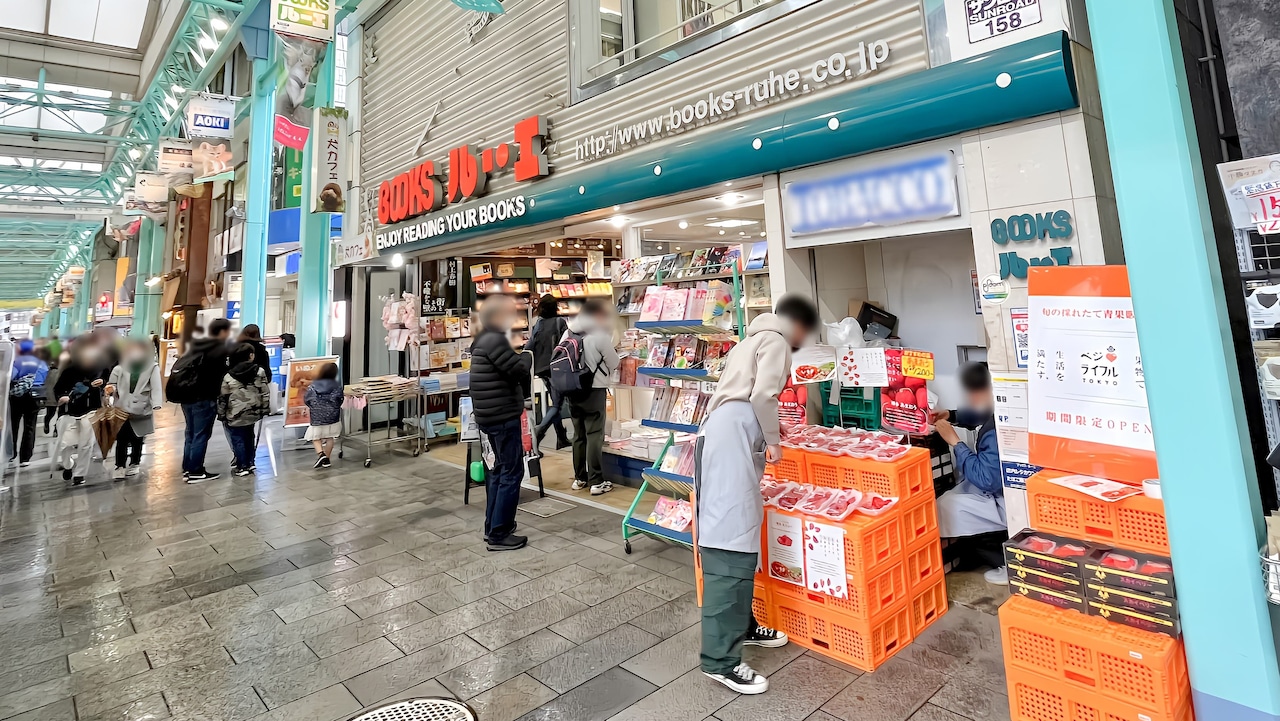 吉祥寺・BOOKSルーエにて「ブクマスペース」を活用して行われた青果販売催事「旬の採れたて青果販売所 ベジライフルTOKYO」の様子。