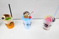左から、「サロメのカラベラかき氷」、「大神（オーディン）かき氷」、「トナカイさんのカラフルかき氷～じるクン人形を添えて～」。