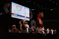 「『Fate/Grand Order』カルデア放送局 8周年SP ＋ 『flowers』Special Live」の様子。羽海野チカデザインのサーヴァント・オベロンの霊衣が発表された。