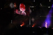 「『Fate/Grand Order』カルデア放送局 8周年SP + 『flowers』Special Live」Hana Hopeによるライブの様子。
