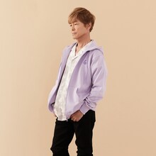 「『名探偵コナン』安室透×古谷徹コラボレーションアイテム ジップアップパーカー 2023バースデー記念モデル（ラベンダー）」
