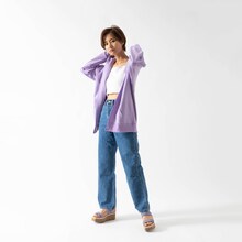 「『名探偵コナン』安室透×古谷徹コラボレーションアイテム ジップアップパーカー 2023バースデー記念モデル（ラベンダー）」Lサイズ着用イメージ。