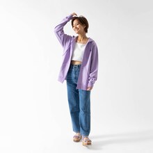 「『名探偵コナン』安室透×古谷徹コラボレーションアイテム ジップアップパーカー 2023バースデー記念モデル（ラベンダー）」Lサイズ着用イメージ。