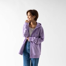 「『名探偵コナン』安室透×古谷徹コラボレーションアイテム ジップアップパーカー 2023バースデー記念モデル（ラベンダー）」Lサイズ着用イメージ。