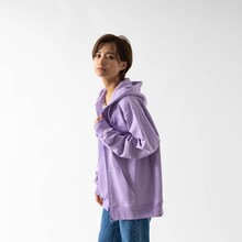 「『名探偵コナン』安室透×古谷徹コラボレーションアイテム ジップアップパーカー 2023バースデー記念モデル（ラベンダー）」Lサイズ着用イメージ。