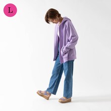 「『名探偵コナン』安室透×古谷徹コラボレーションアイテム ジップアップパーカー 2023バースデー記念モデル（ラベンダー）」Lサイズ着用イメージ。