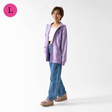 「『名探偵コナン』安室透×古谷徹コラボレーションアイテム ジップアップパーカー 2023バースデー記念モデル（ラベンダー）」Lサイズ着用イメージ。