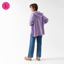 「『名探偵コナン』安室透×古谷徹コラボレーションアイテム ジップアップパーカー 2023バースデー記念モデル（ラベンダー）」Lサイズ着用イメージ。