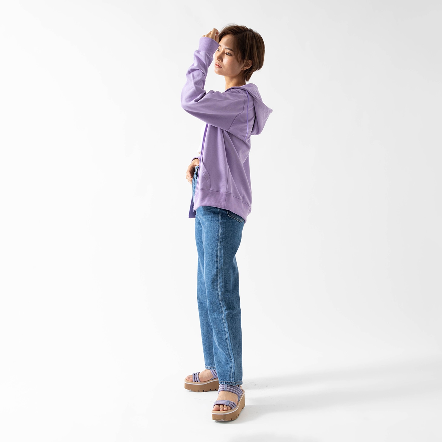 「『名探偵コナン』安室透×古谷徹コラボレーションアイテム ジップアップパーカー 2023バースデー記念モデル（ラベンダー）」Sサイズ着用イメージ。