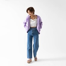 「『名探偵コナン』安室透×古谷徹コラボレーションアイテム ジップアップパーカー 2023バースデー記念モデル（ラベンダー）」Sサイズ着用イメージ。