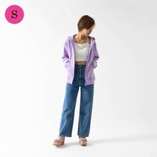 「『名探偵コナン』安室透×古谷徹コラボレーションアイテム ジップアップパーカー 2023バースデー記念モデル（ラベンダー）」Sサイズ着用イメージ。