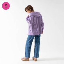 「『名探偵コナン』安室透×古谷徹コラボレーションアイテム ジップアップパーカー 2023バースデー記念モデル（ラベンダー）」Sサイズ着用イメージ。