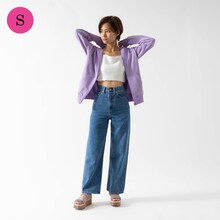 「『名探偵コナン』安室透×古谷徹コラボレーションアイテム ジップアップパーカー 2023バースデー記念モデル（ラベンダー）」Sサイズ着用イメージ。