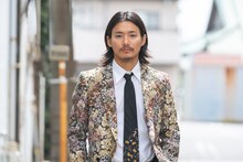 野村周平扮する若園正恭。