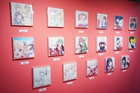 「リコリス・リコイル展 ～seize the day～」の様子。