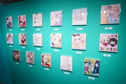 「リコリス・リコイル展 ~seize the day~」の様子。