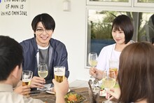 ドラマ「●●ちゃん」より、増田有華演じる史恵（中央右）と、東啓介扮する高橋彰吾（中央左）。(c)ABC