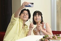 ドラマ「●●ちゃん」より、大久保桜子演じる真湖と、田村健太郎扮する黒川国和。(c)ABC