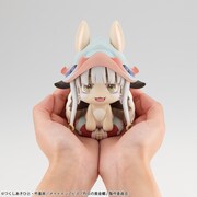 「メイドインアビス」ナナチと目が合うフィギュア　リラックスしたポーズでおすわり