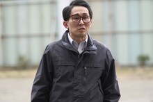 じろう（シソンヌ）扮する石戸。