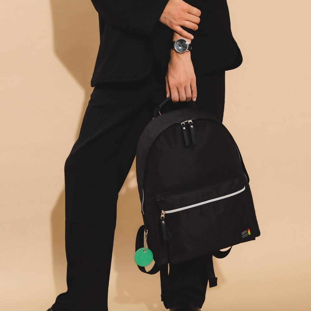 「影山茂夫 モデル バックパック モブサイコ100 III」の着用イメージ。