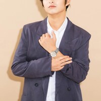 「霊幻新隆 モデル 腕時計 モブサイコ100 III」の着用イメージ。