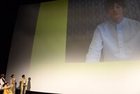 スクリーンに映る松坂桃李。