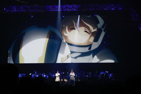 左から市ノ瀬加那とLynn。