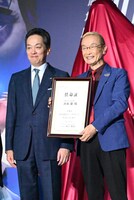 左から新宿観光振興協会・杉江理事長、神谷明。