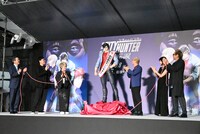 冴羽リョウ等身大フィギュアの除幕式の様子。