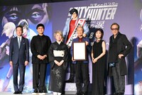 冴羽リョウの“新宿観光アンバサダー”任命式の様子。