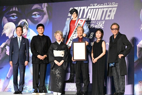 冴羽リョウの“新宿観光アンバサダー”任命式の様子。