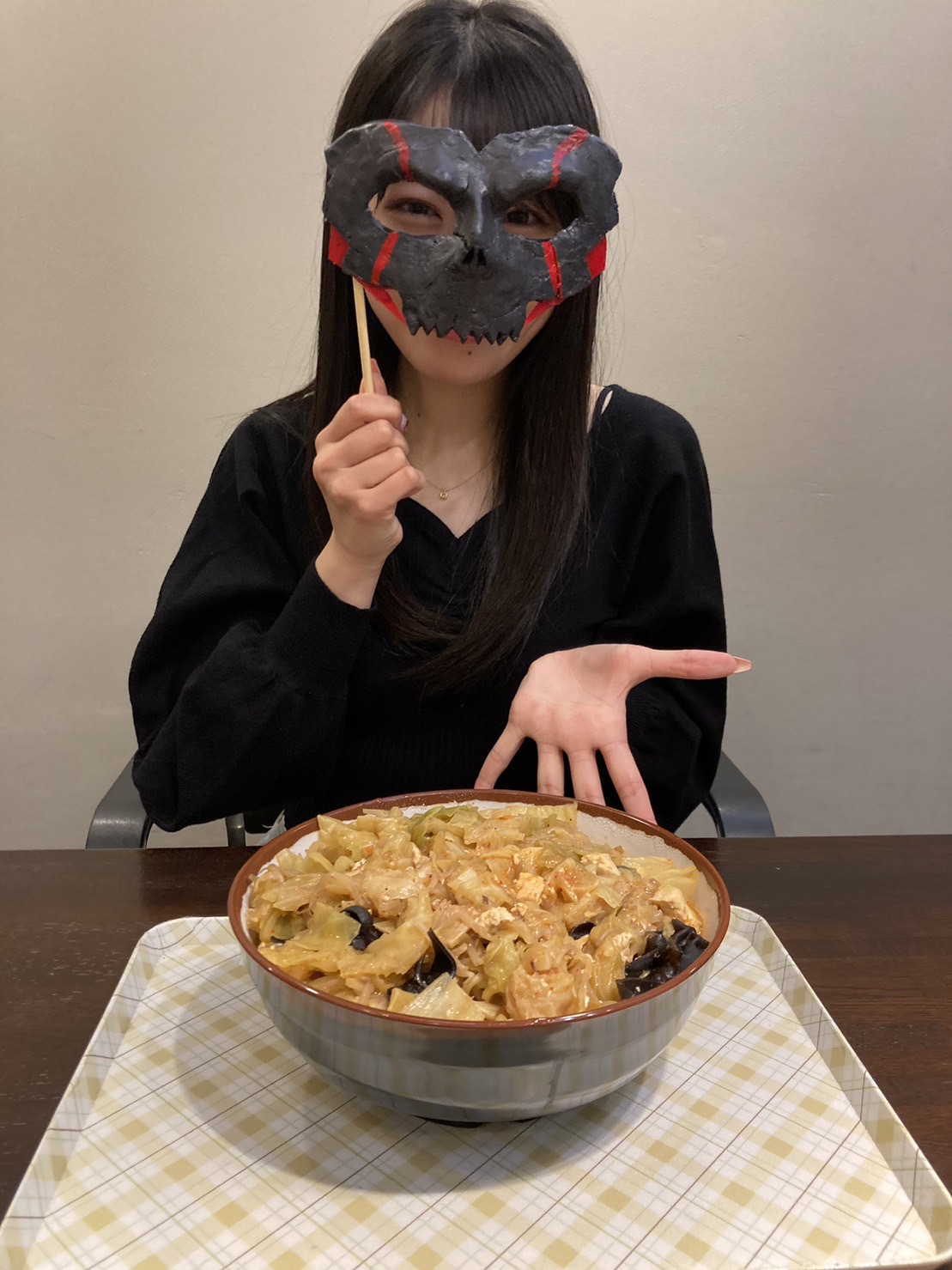 暴食する関根瞳。
