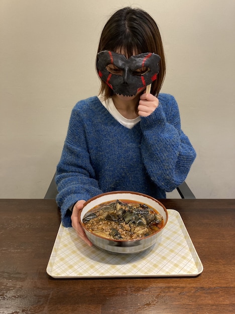 暴食する松岡美里。