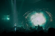 「米津玄師 2023 TOUR / 空想」より、「地球儀」の歌唱場面。