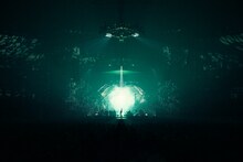 「米津玄師 2023 TOUR / 空想」より、「「地球儀」の歌唱場面。