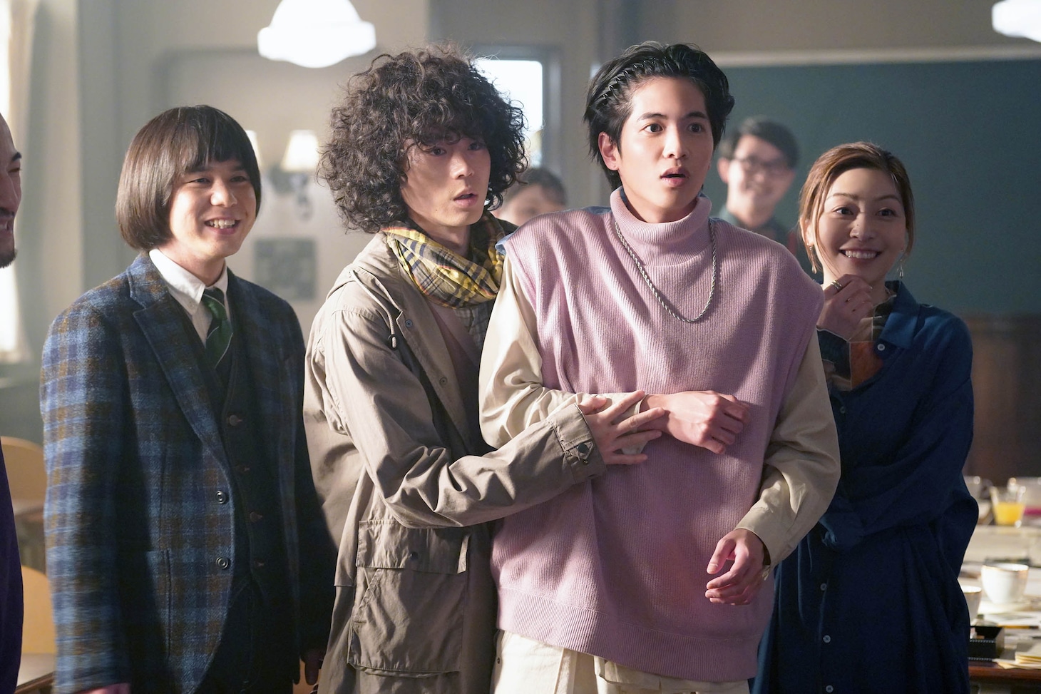 左から山脇辰哉演じる鈴木、菅田将暉演じる久能整、志尊淳演じる相良レン、内田慈演じる尾形芽衣。