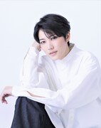 千夜役の七海ひろき。