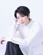 千夜役の七海ひろき。